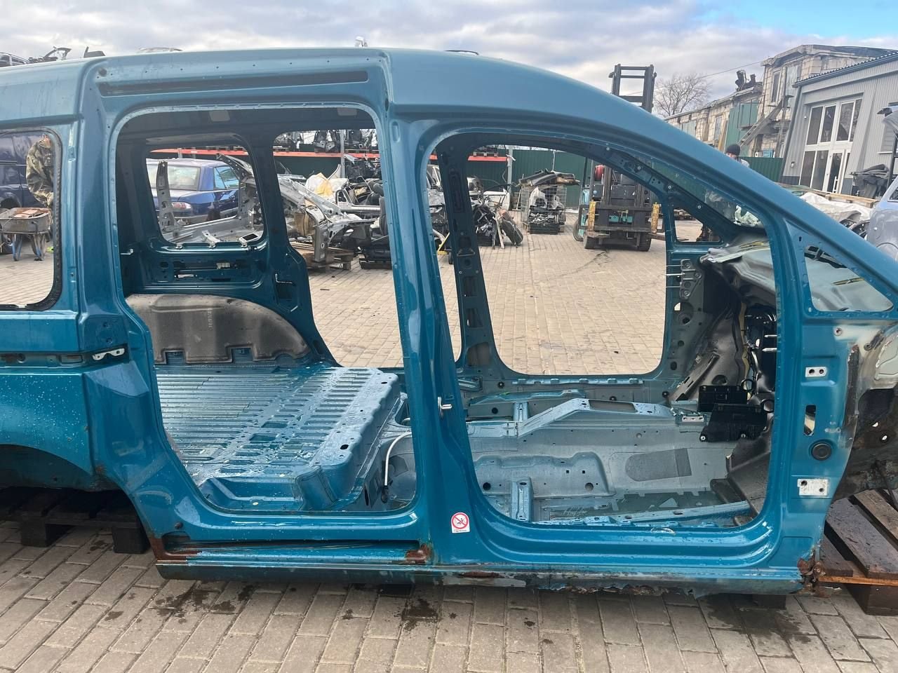 Стойка кузовная центральная правая
