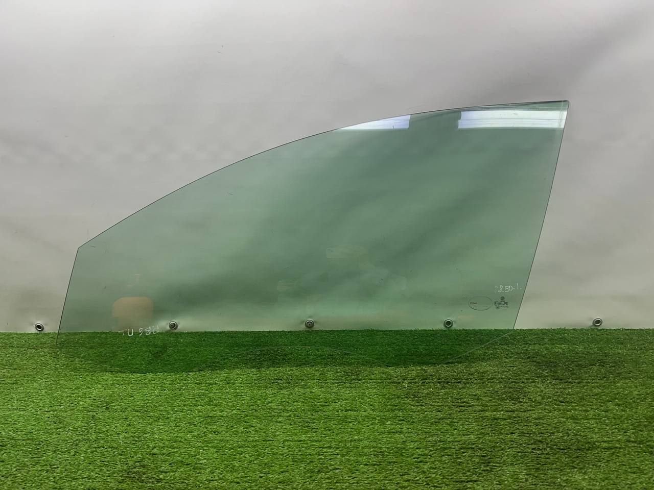 Стекло двери передней левой