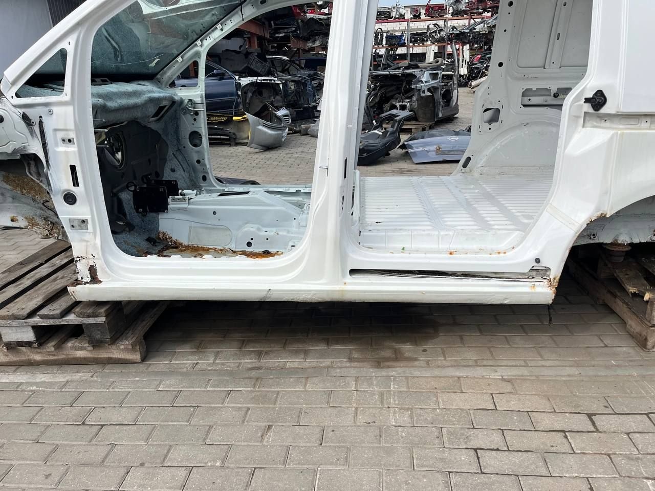 Порог левый 