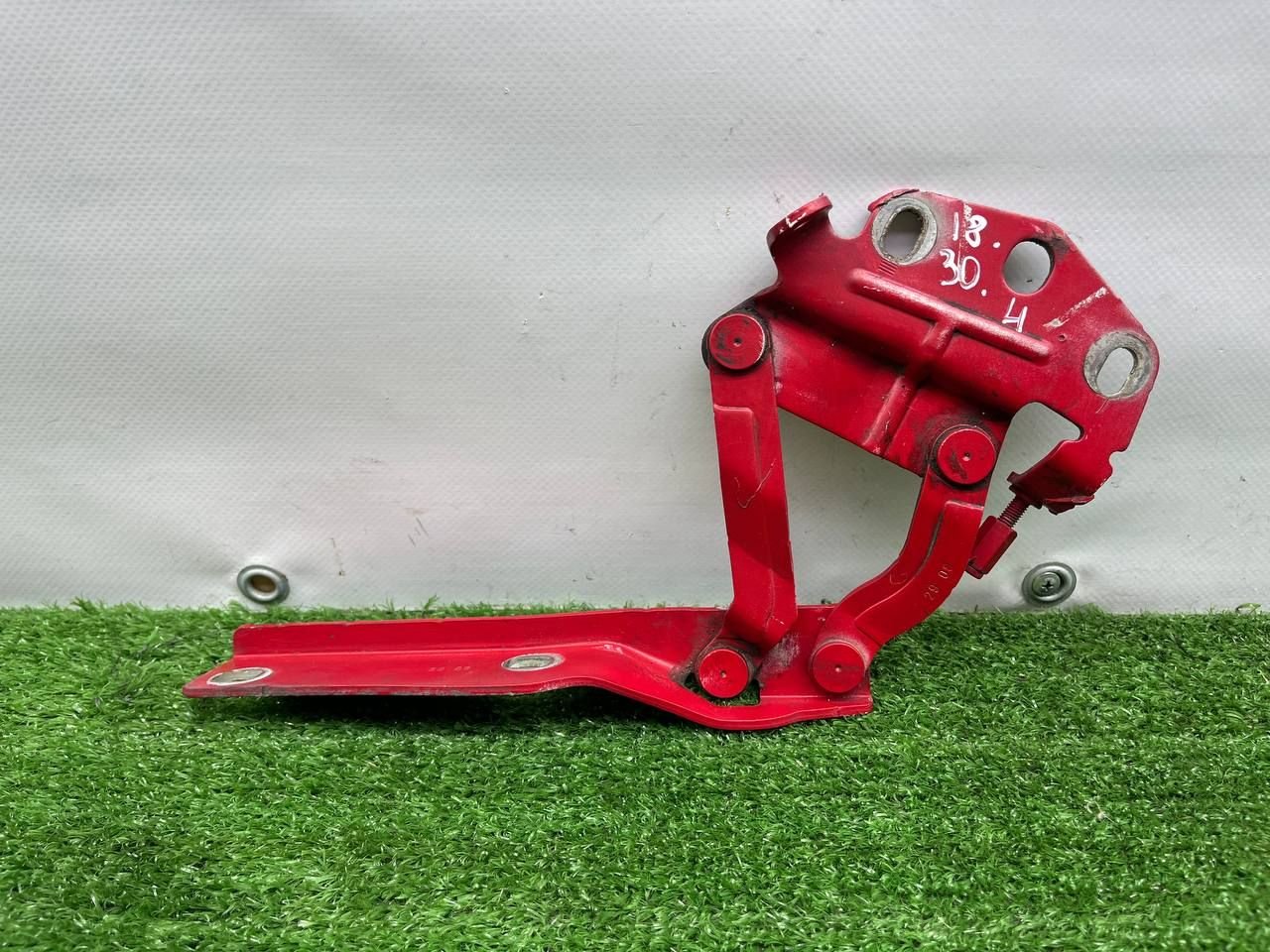 Петля капота левая