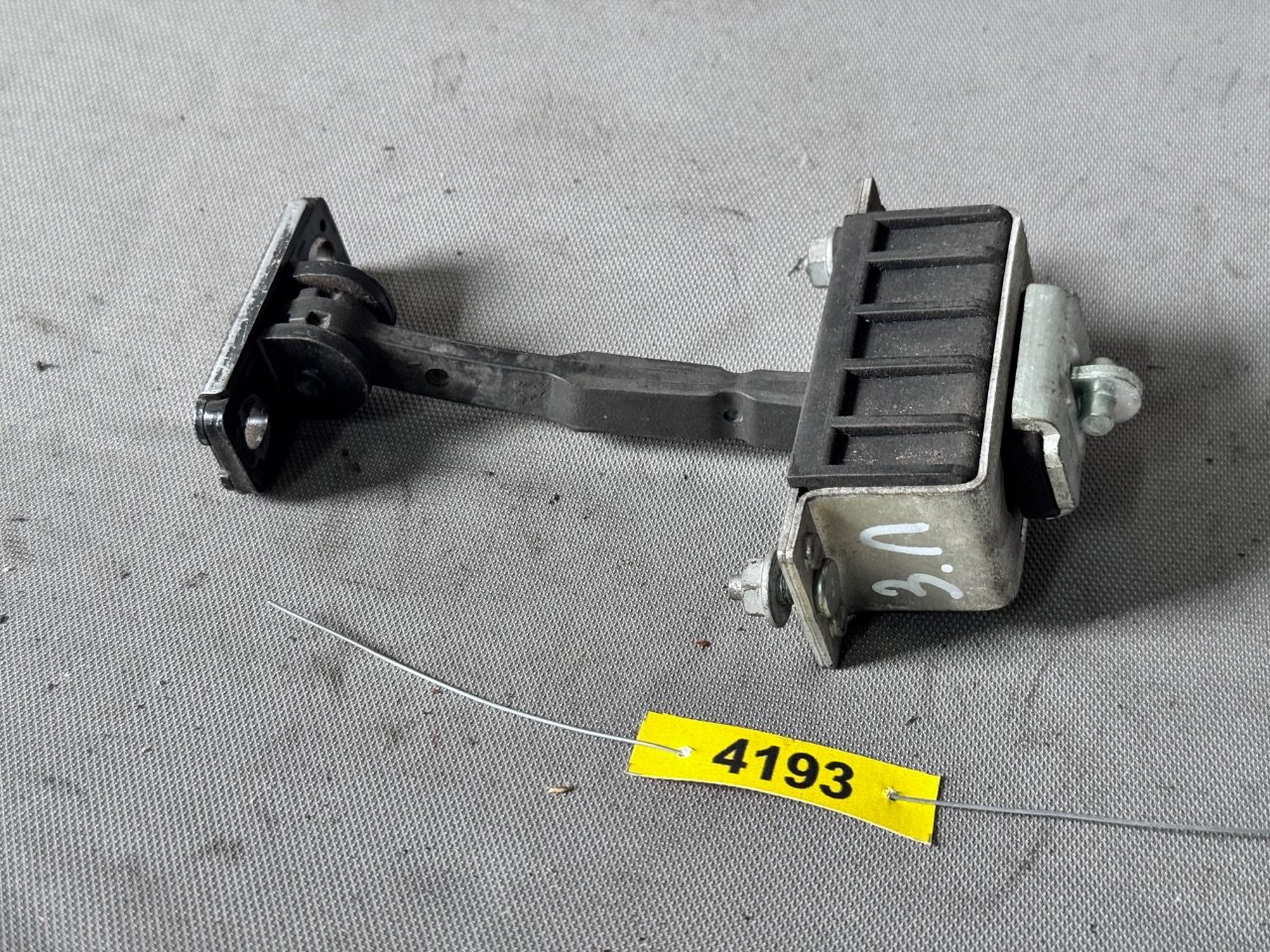 Mercedes E W211 — Ограничитель открывания двери задней, фото 1