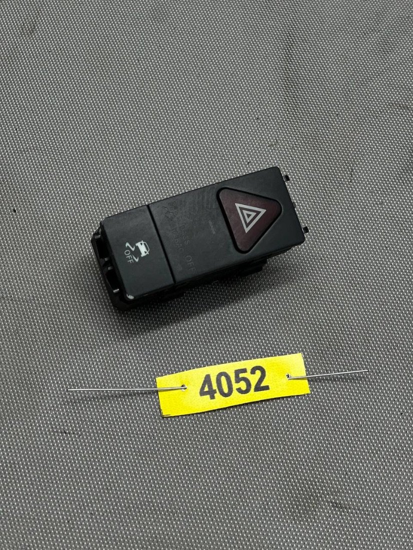 Mercedes E W212 - Кнопка аварийки