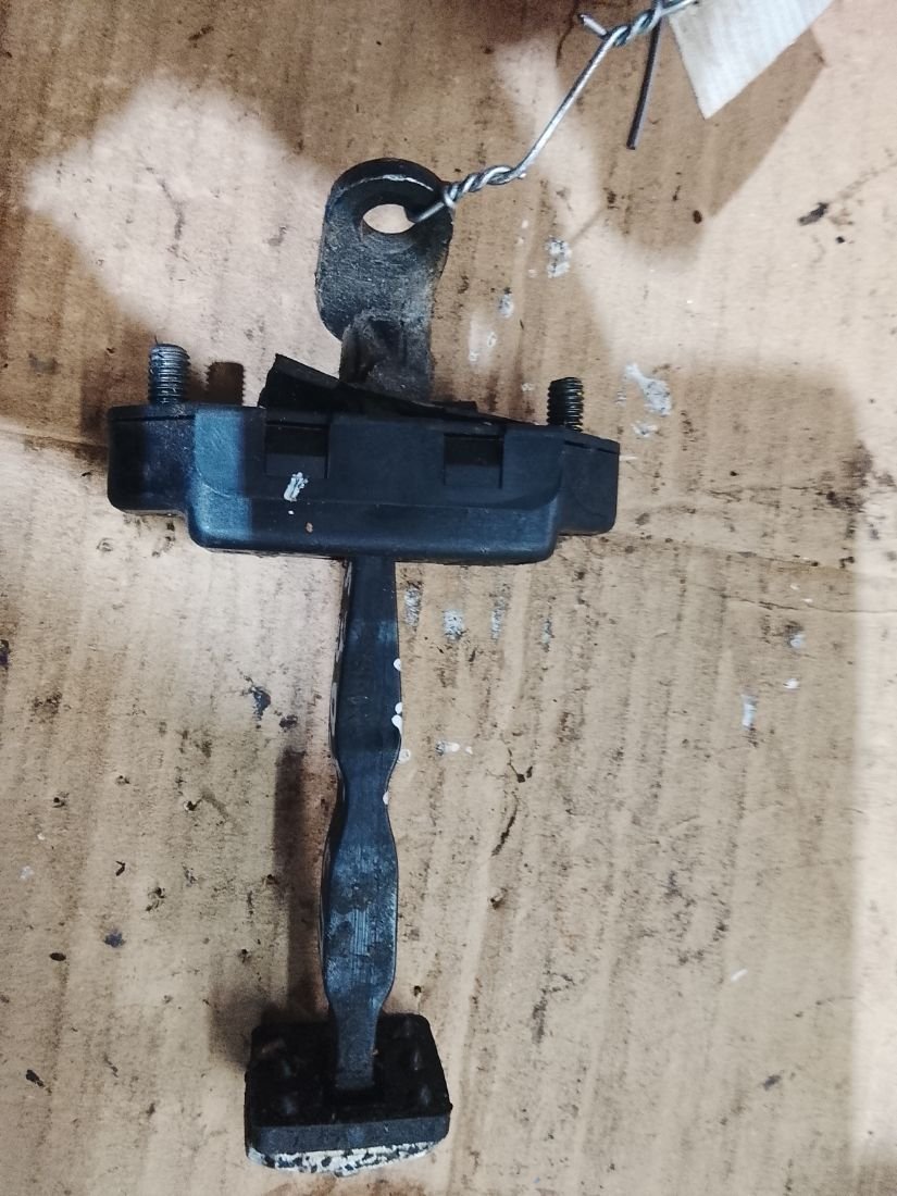 Ограничитель открывания двери передней