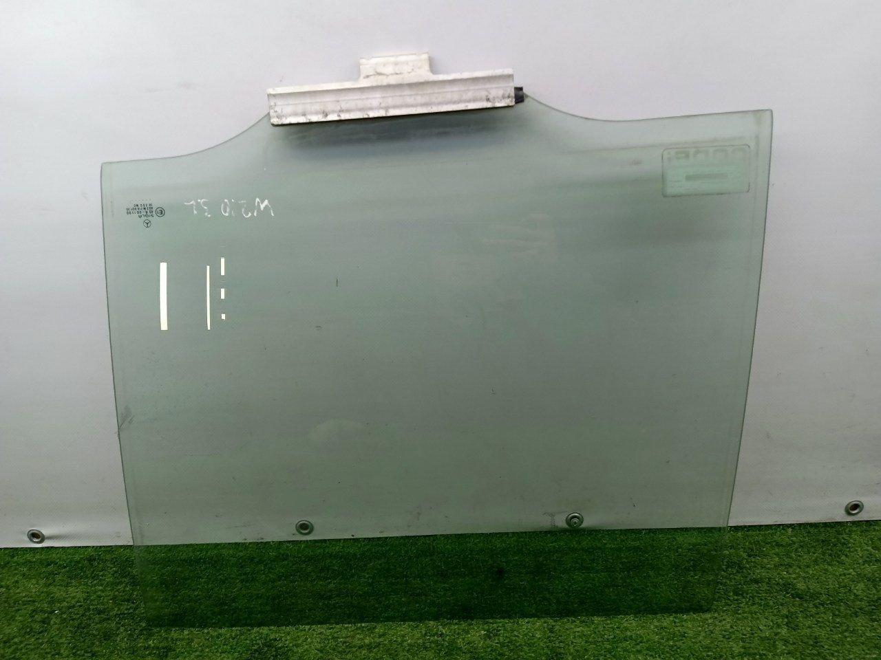 Стекло двери задней левой