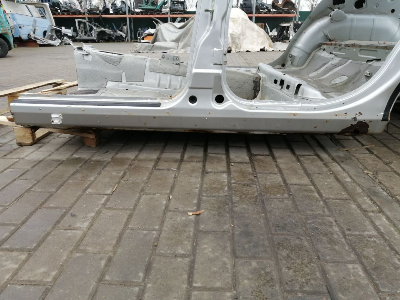 Порог левый 