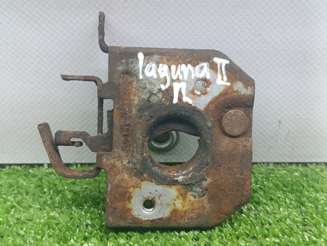 Замок капота